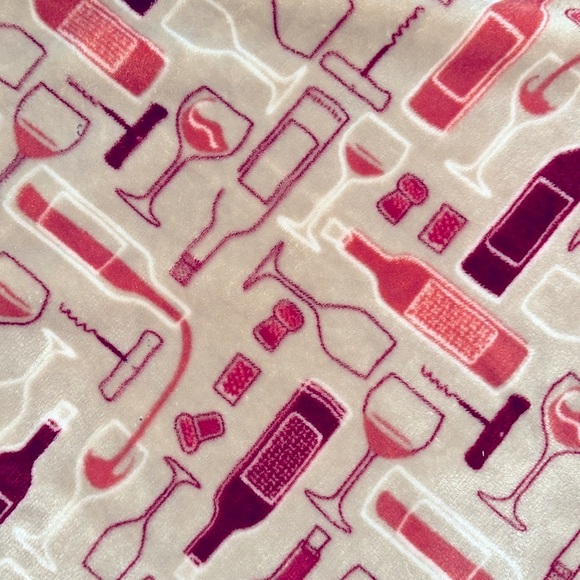 Wine lovers Red and Cream wine Patterned throw Blanket - Picture 4 of 5